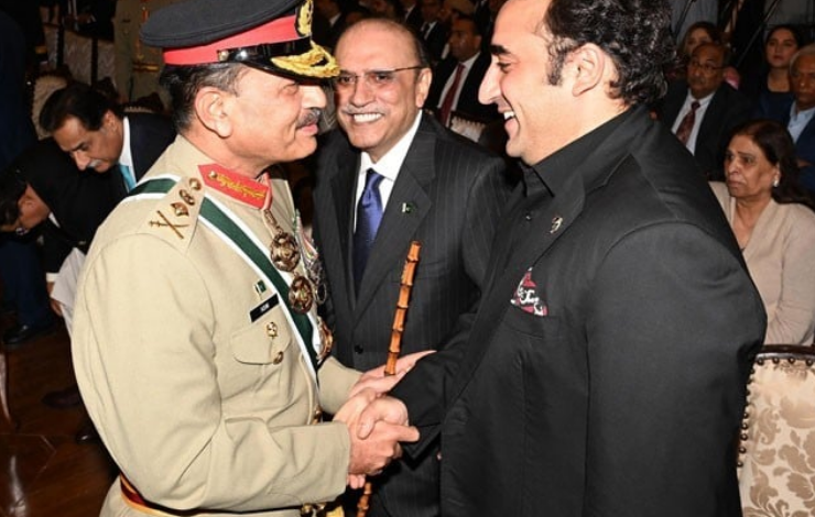 آرمی چیف بلاول سے مصافحہ کرتے ہوئے مسکراہٹ کا تبادلہ کرتے ہوئے۔