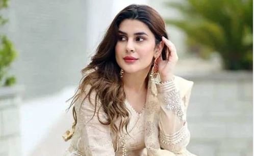 لوگ اداکاروں کو مذہب سے دور سمجھتے ہیں، کبری خان
