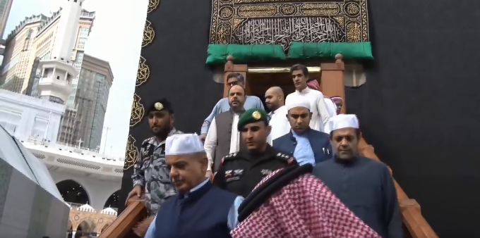 وزیراعظم کی وفد کے ہمراہ عمرہ ادائیگی، خانہ کعبہ میں نوافل پڑھے