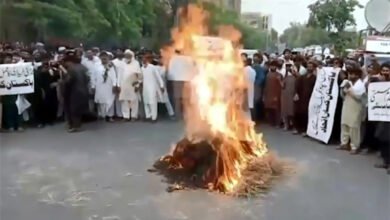 گندم خریداری شروع نہ ہونے کیخلاف کسانوں کا احتجاج،گندم کو آگ لگادی