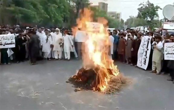 گندم خریداری شروع نہ ہونے کیخلاف کسانوں کا احتجاج،گندم کو آگ لگادی