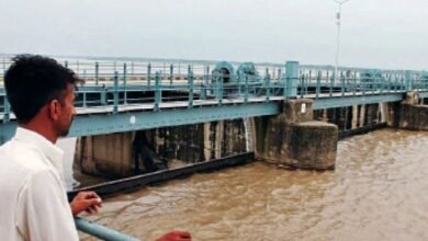 سیلابی صورتحال کے باعث دریائے جہلم پر زیر تعمیر پل ٹوٹ گیا