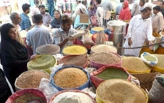 پاکستان میں مہنگائی ایک سال میں کم ہو کر 38 سے 11.8 فیصد پر آ گئی