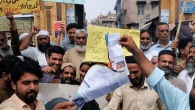 بجٹ میں ٹیکسز اور بجلی کی قیمت میں اضافے کیخلاف تاجروں کا احتجاج، بل جلا دیے