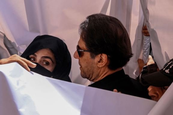 نیا توشہ خانہ ریفرنس: عمران خان، بشری بی بی آج شامل تفتیش نہیں ہوئے