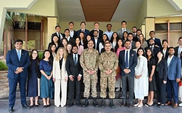 آرمی چیف سے ہارورڈ بزنس اسکول کے طلبہ کی ملاقات، ڈیجیٹل دور، جعلی خبروں کے خطرات پر گفتگو