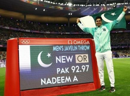 ارشد ندیم کی تاریخی فتح؛ بھارتی میڈیا بھی گن گانے لگا