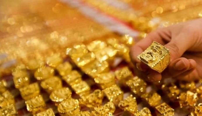 سونے کی فی تولہ قیمت میں کمی آگئی