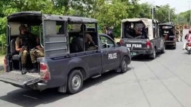 لاہور پولیس ٹریفک قوانین کی خلاف ورزیوں میں تمام سرکاری محکموں سے نمبر لے گئی