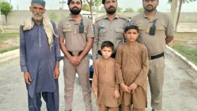 موٹر وے پولیس نے 2 کمسن گمشدہ بھائیوں کو والدین کے حوالے کردیا