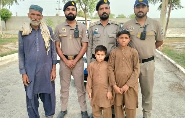 موٹر وے پولیس نے 2 کمسن گمشدہ بھائیوں کو والدین کے حوالے کردیا