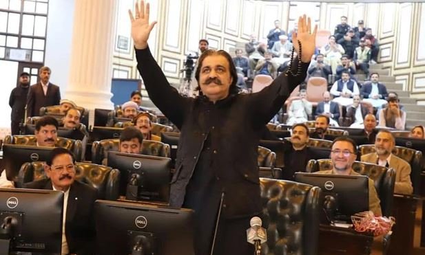 کے پی اسمبلی نے علی امین کی عمران خان سے ملاقات کے بغیر ہی بجٹ منظور کرلیا