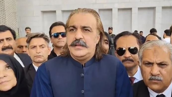 مجھے صرف عمران خان کو مطمئن کرنا ہے: گنڈاپور