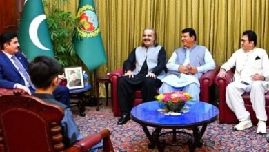 گورنر، وزیراعلیٰ کے پی کی خوشگوار ماحول میں ملاقات، امیر مقام کے مزاح پر محفل کشت زعفران بن گئی