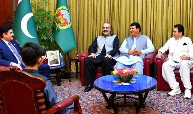 گورنر، وزیراعلیٰ کے پی کی خوشگوار ماحول میں ملاقات، امیر مقام کے مزاح پر محفل کشت زعفران بن گئی