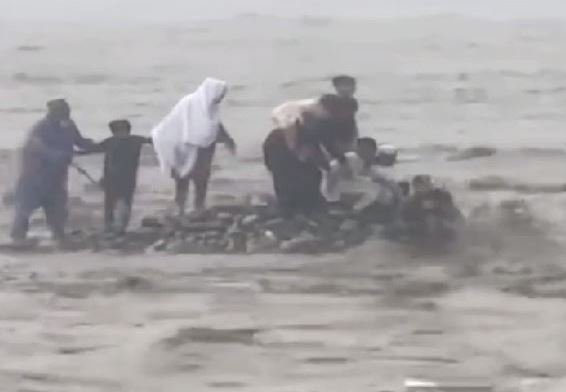 ہوٹل گارڈ نے سیاحوں کو دریا میں جانےسے روکا لیکن وہ پیچھے کی طرف سےچلے گئے،کمشنر مالاکنڈ