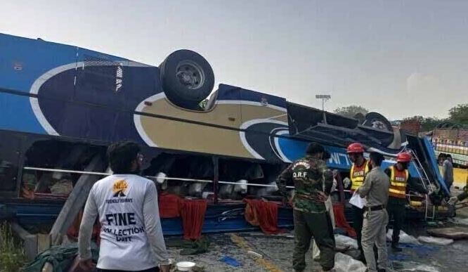 مظفرگڑھ: مسافر بس اور ٹرالر میں تصادم سے 6 افراد جاں بحق
