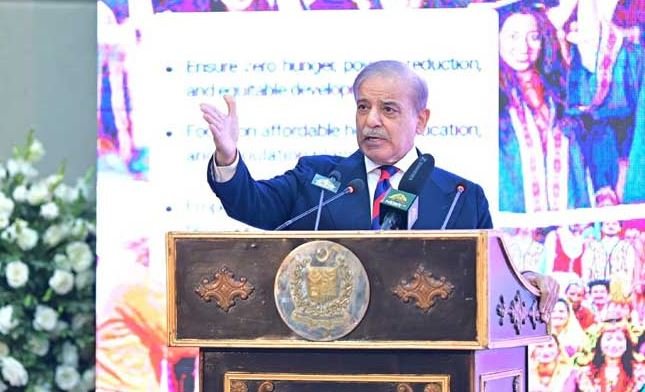 کرپٹ افسروں کو ہٹایا تو ملک بھر سے سفارشوں کے فون آئے: وزیراعظم