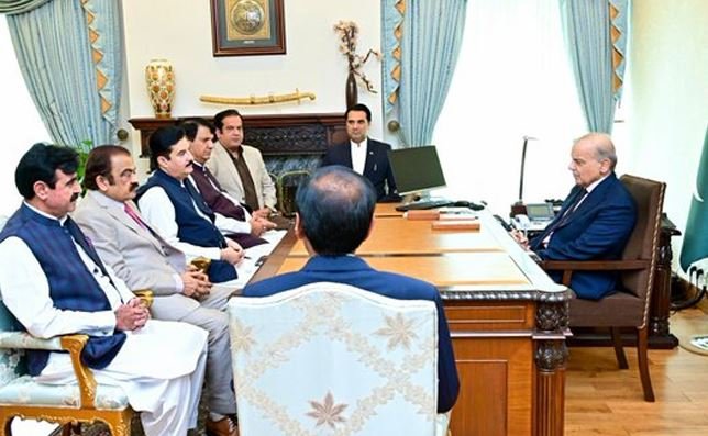 کے پی حکومت کا تختہ الٹنے کی خبریں، وزیراعظم کی گورنر فیصل کریم اور ایمل ولی سے ملاقاتیں
