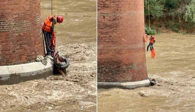 اٹک میں چرواہا سیلابی ریلے کی لپیٹ میں آگیا، ریسکیو 1122 نے سیکڑوں فٹ نیچے جا کر بحفاظت نکال لیا