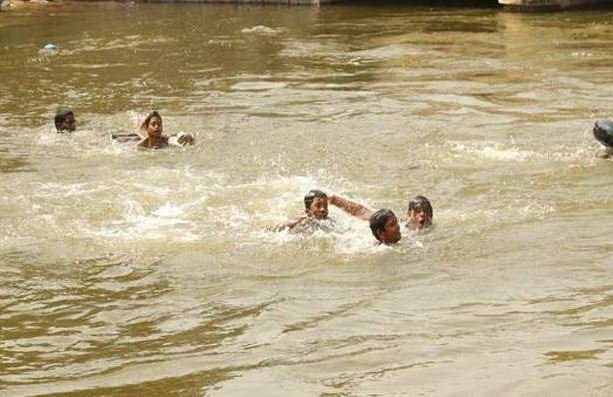 پنجاب میں دریاؤں، تالابوں، جھیلوں اور بارش کے پانی میں نہانے پر پابندی عائد