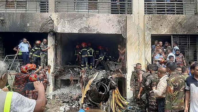 بنگلادیش ائیرفورس کا تربیتی طیارہ گرکر تباہ، 19 افراد ہلاک