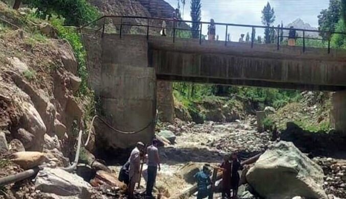 شاہراہ بابوسرپرسرچ آپریشن جاری ، متعددگاڑیوں کو ملبے سے نکال لیا گیا،لاپتا افراد کاپتا نہ چل سکا