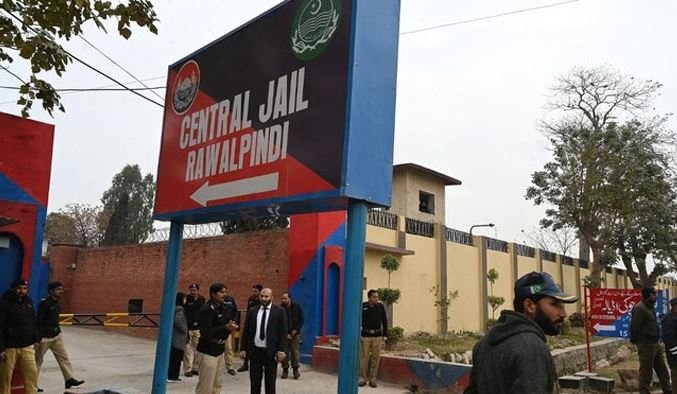 عمران خان سےملاقات کیلئے آنے والی ان کی بہنوں اور رہنماؤں کو پولیس نے چکری روڈ پر روک دیا