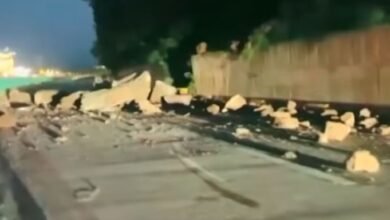مری اسلام آباد ایکسپریس وے پر لینڈ سلائیڈنگ، بڑے پتھر گرنے سے آدھی سڑک متاثر