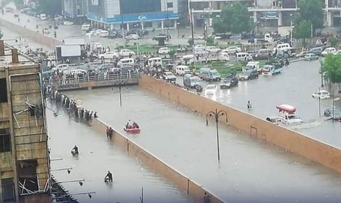 بارش سے برساتی نالے بپھر گئے، پانی گھروں میں داخل، گاڑیاں بھی تیرنے لگیں