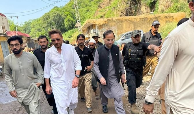 شاہد آفریدی سیلاب متاثرین کی امداد کیلئے صوابی پہنچ گئے
