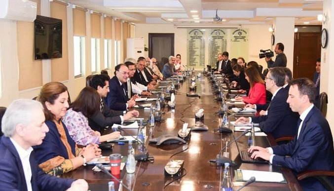 آئی ایم ایف نے پاکستان سے توانائی شعبے میں نقصانات اور بجلی چوری روکنے کا پلان طلب کرلیا