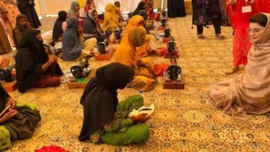 مریم نواز سیلاب متاثرین میں گھل مل گئیں، سلائی مشین چلانے کی ویڈیو وائرل