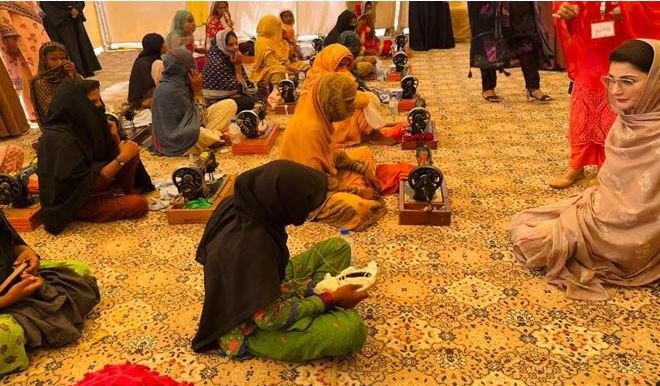 مریم نواز سیلاب متاثرین میں گھل مل گئیں، سلائی مشین چلانے کی ویڈیو وائرل