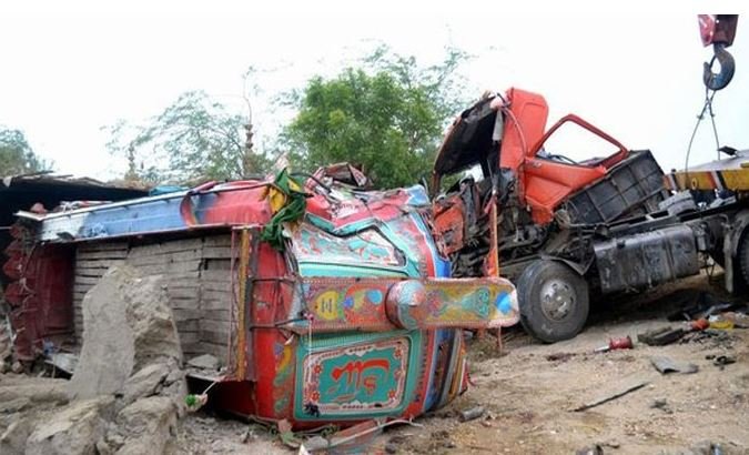 پنجگور میں بس اور گاڑی میں ٹکر کے بعد آتشزدگی، 8 افراد جاں بحق