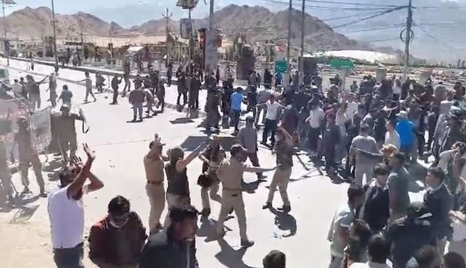 مقبوضہ کشمیر کے علاقے لداخ میں پُرتشدد مظاہرے، 4 افراد ہلاک، بی جے پی کا دفتر نذرِ آتش
