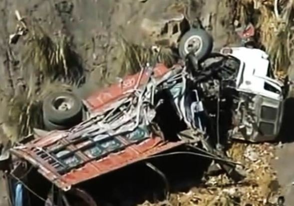 منی ٹرک بریک فیل ہونے سے کھائی میں جاگرا، 11 افراد جاں بحق