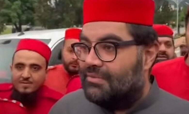 ایمل ولی سرخ کپڑوں میں ملبوس پارٹی گارڈز کی حفاظت میں پارلیمنٹ ہاؤس پہنچ گئے