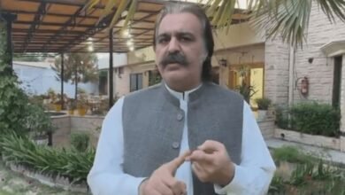 علی امین وزیراعلیٰ ہاؤس کے پی سے روانہ، اسٹاف سے مصافحہ بھی کیا