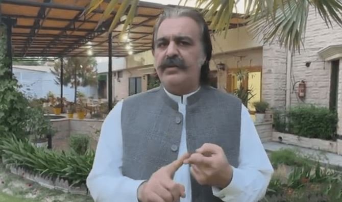 علی امین وزیراعلیٰ ہاؤس کے پی سے روانہ، اسٹاف سے مصافحہ بھی کیا