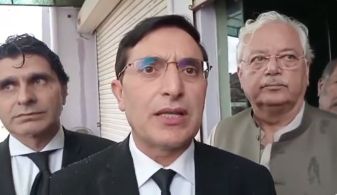 عمران خان کا ایکس اکاؤنٹ جیل سے نہیں باہر سے چلتا ہوگا، بیرسٹر گوہر