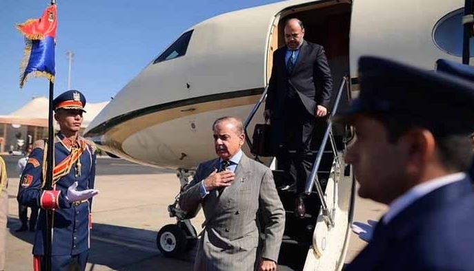 وزیراعظم غزہ امن معاہدے پر دستخط کی تقریب میں شرکت کیلئے مصر پہنچ گئے