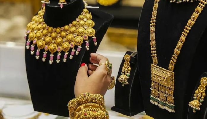 سونے کی قیمت میں بڑے اضافے کے بعد معمولی کمی
