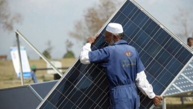 حکومت اور آئی ایم ایف کا سولر پینلز اور انٹرنیٹ پر ٹیکس کی شرح بڑھانے پر غور