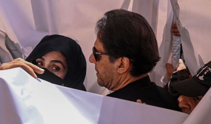 عدالت نے 9 مئی سمیت 5 مقدمات میں عمران خان اور بشریٰ بی بی کی گرفتاری روک دی