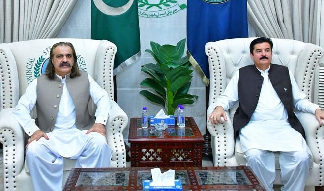 پیر کو فیصلہ کروں گا، استعفیٰ منظور کیے جانے تک علی امین وزیراعلیٰ رہیں گے: گورنر کے پی