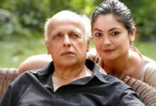 والد شراب پی کرگھر آئے تو والدہ نے بالکونی میں بند کردیا تھا: پوجا بھٹ