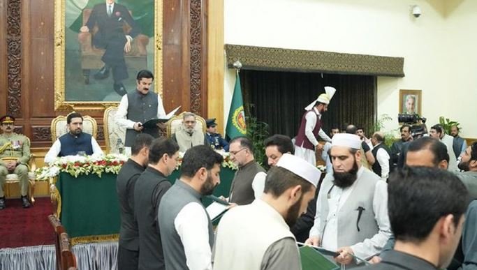 خیبر پختونخوا کی نئی کابینہ نے حلف اٹھا لیا