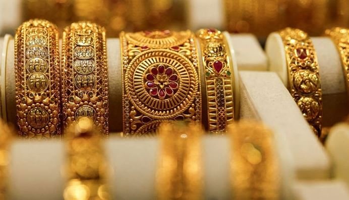 سونے کی آسمان کو چھوتی قیمت کو بریک لگ گئی، ہزاروں روپے کی بڑی کمی
