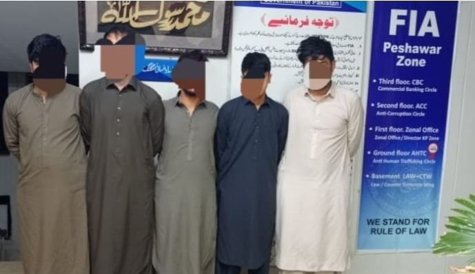 پشاور: غیرقانونی پاکستانی دستاویزات سے سعودی ویزا حاصل کرنیکی کوشش کرنیوالے 5 افغانی گرفتار